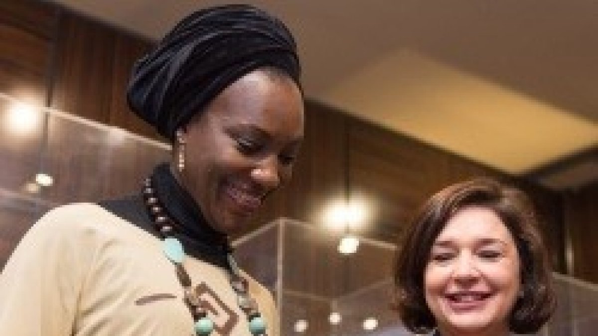 Ebele Okoye, de Nigeria, recibe el premio Harambee 2018, de manos de Guadalupe Arnal, de René Furterer