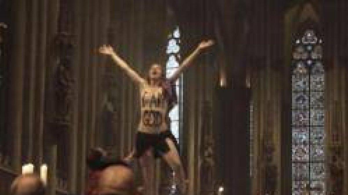 Una activista feminista se sube semidesnuda al altar de la catedral de Colonia en plena misa de Navidad