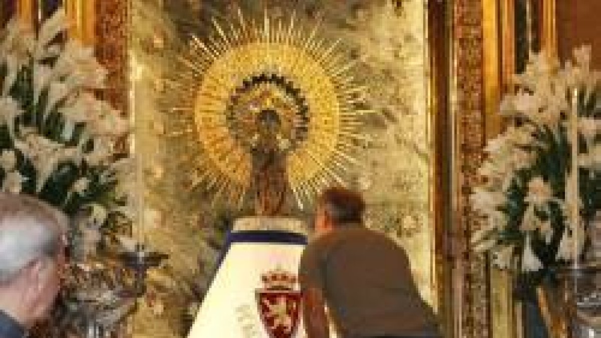 El Pilar, que sostiene la imagen, no se ha movido desde hace siglos... el templo entero parece haberse construido entorno a él