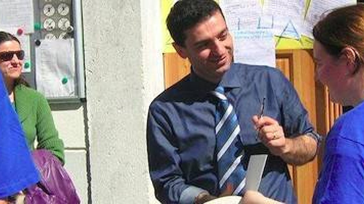 Luca di Tolve dedica en la calle su libro-testimonio «Yo fui gay».