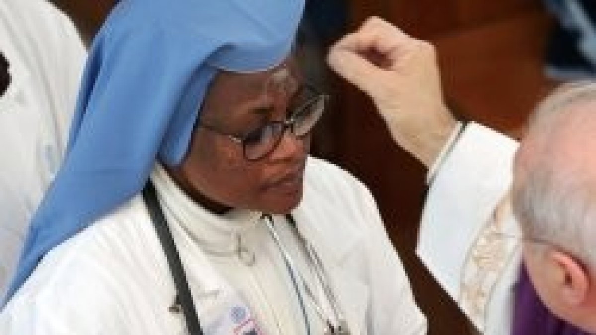 Una doctora del Hospital Gemelli de Roma recibe la ceniza en Miércoles de Ceniza