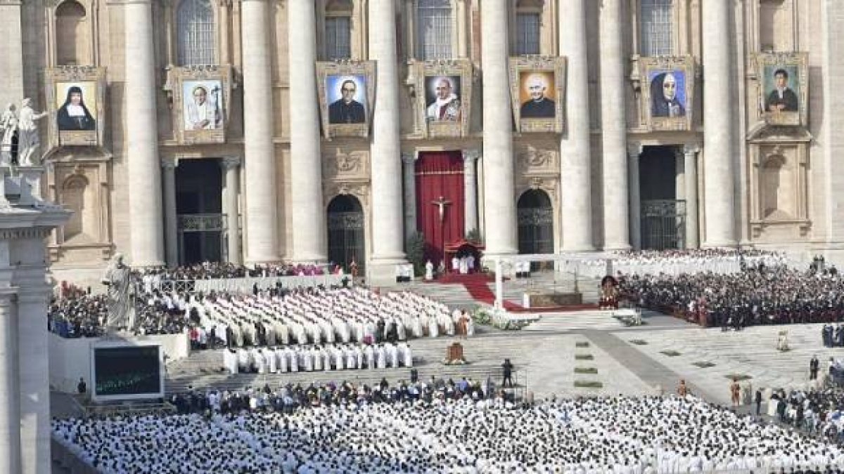 El Papa canonizó este domingo al Papa Pablo VI, el obispo Óscar Romero, los sacerdotes Francesco Spinelli y Vinzenzo Romano, las religiosas Nazaria Ignacia y María Caterina Kasper, y el laico Nunzio Sulprizio.