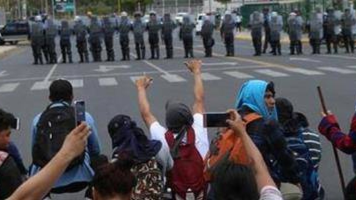 La represión del gobierno orteguista y sus paramilitares en Nicaragua busca suscitar una respuesta armada, dice el entrevistado, pero el pueblo mantiene la protesta pacífica