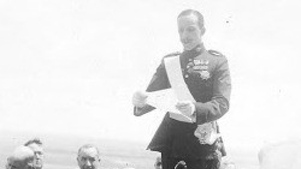 El Rey Alfonso XIII lee la consagración de España al Sagrado Corazón de Jesús