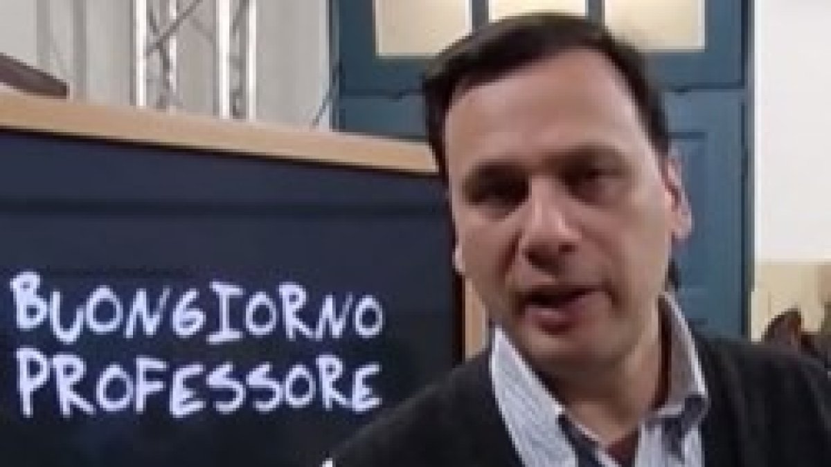 Andrea Monda es profesor de instituto y conduce un programa en TV 2000