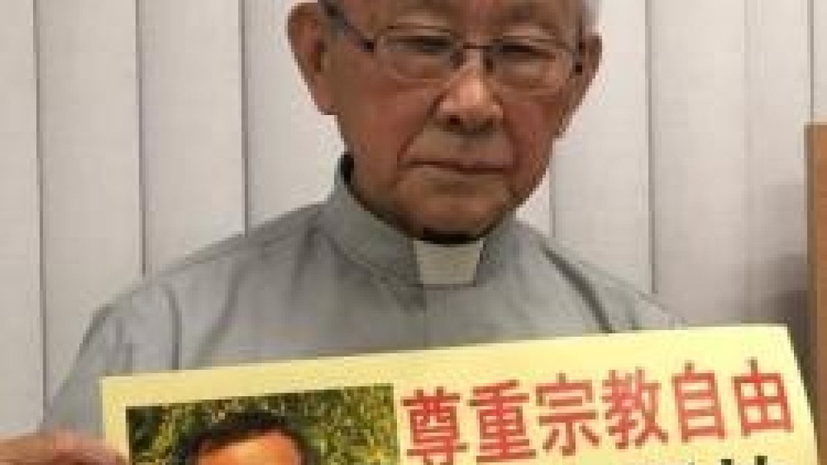 El cardenal Zen con un cartel reclama la libertad del obispo Cui Tai