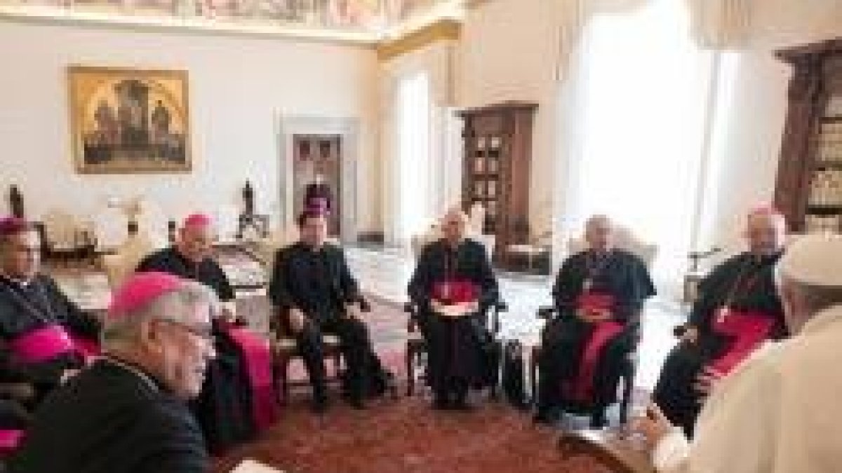 Los obispos de Costa Rica con francisco, que muchas veces denuncia la colonización ideológica contra las culturas de los países