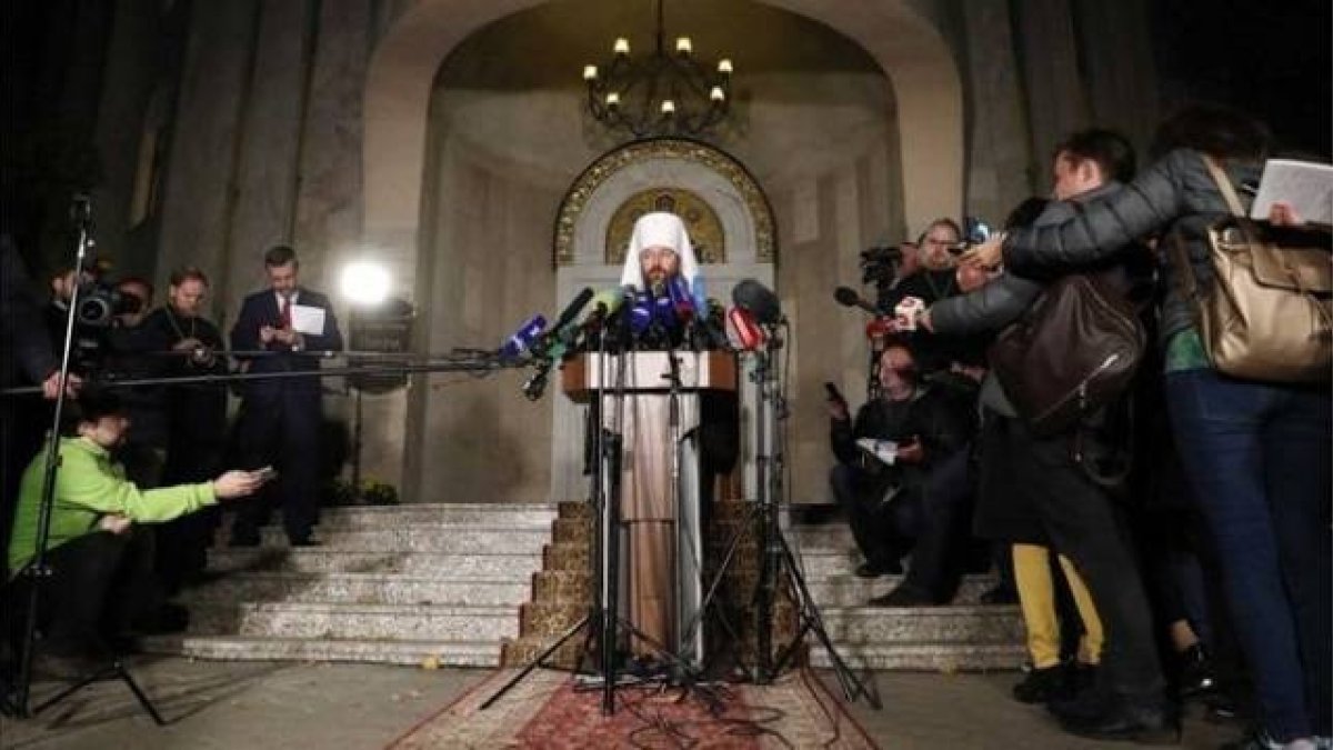 Hilarion, número dos del Patriarcado de Moscú, anunciando la ruptura de relaciones con Constantinopla