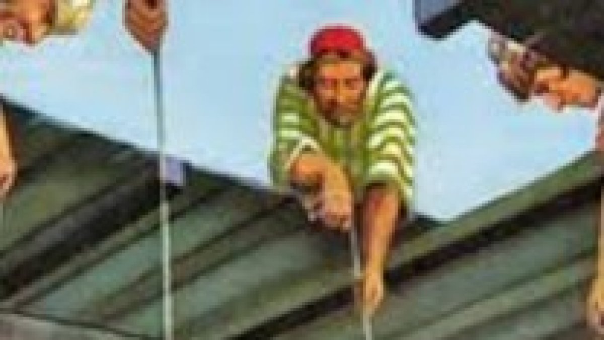 ...descolgaron la camilla con el paralítico.