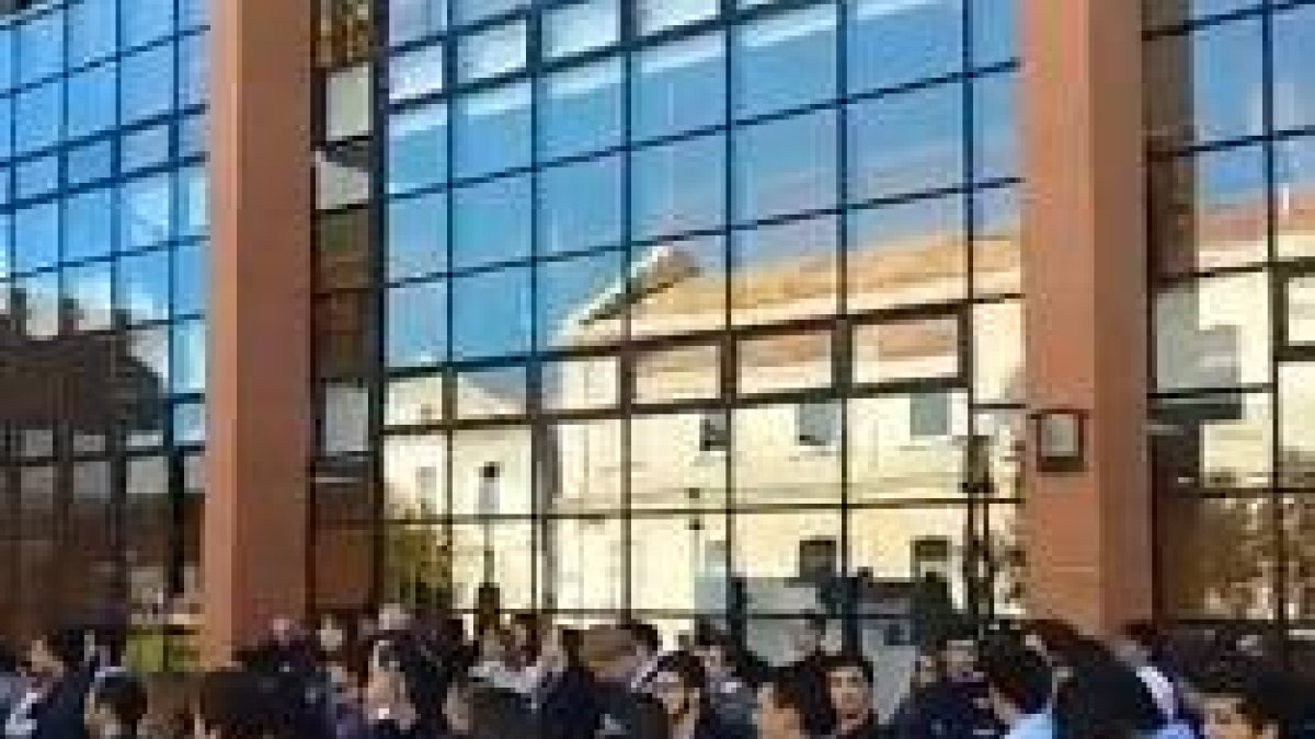 Decenas de estudiantes se reunieron fuera de las aulas de la universidad para presentar la asociación y rezar el Rosario.