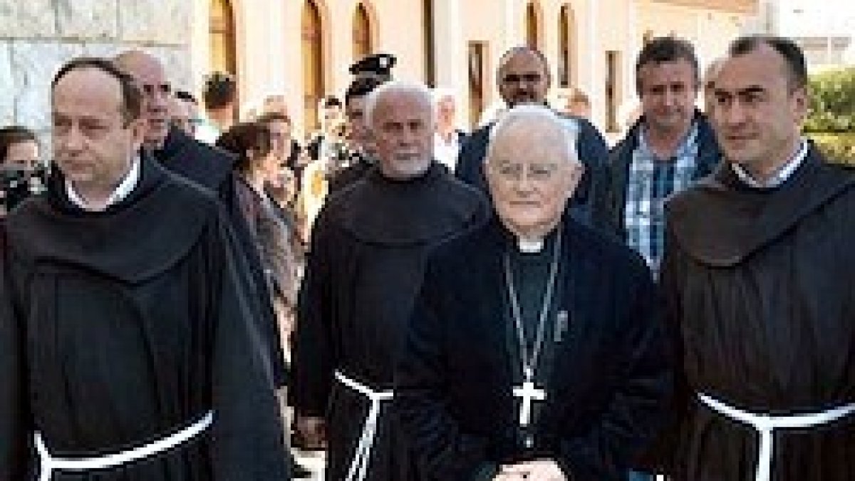 Monseñor Hoser, acompañado por los franciscanos de Medjugorje durante una visita al lugar.