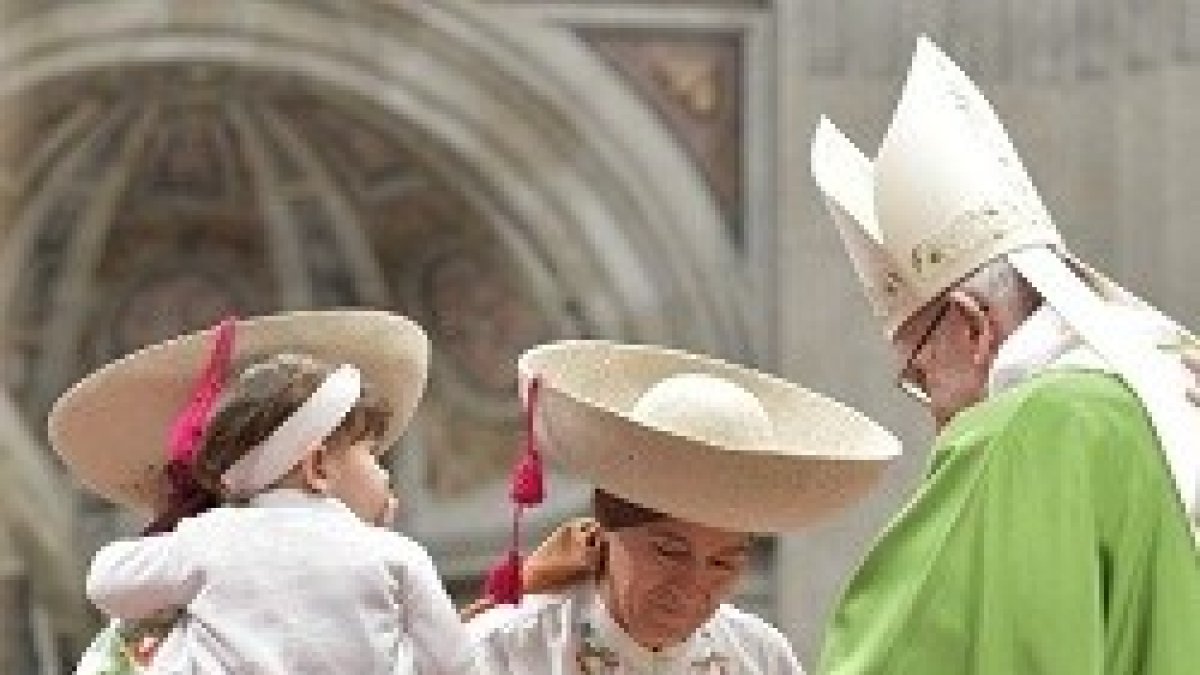 En la misa con el Papa participaron migrantes y refugiados de 49 países