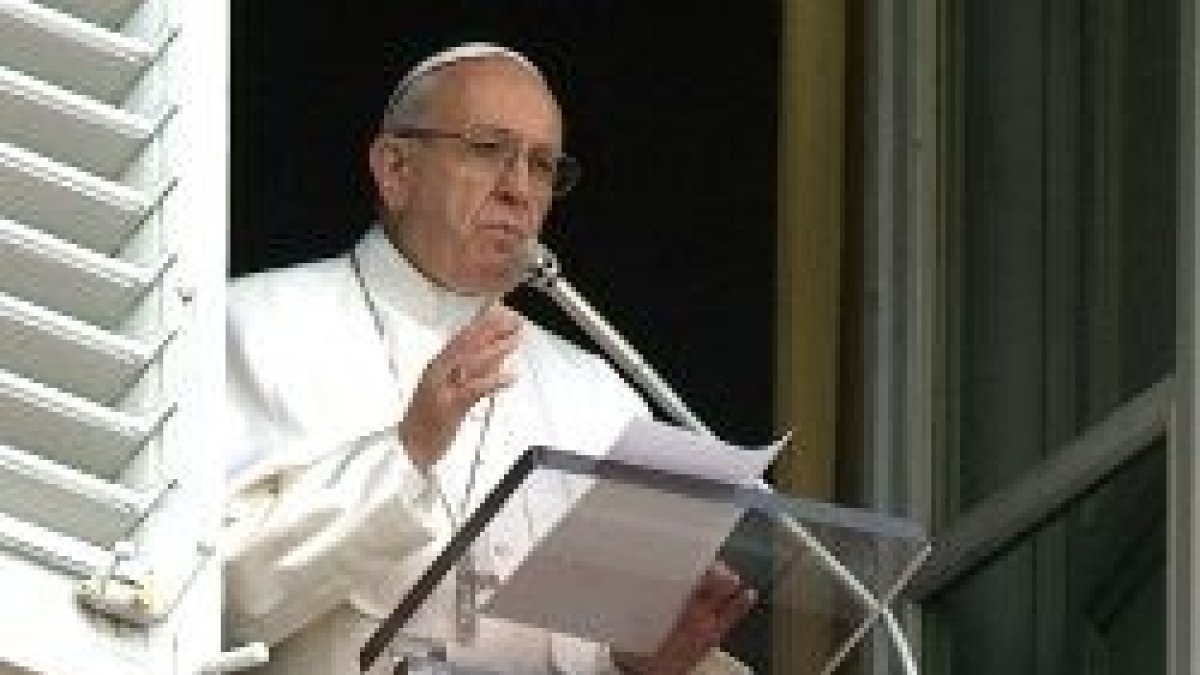 El Papa Francisco dirige el Ángelus cada domingo desde su ventana