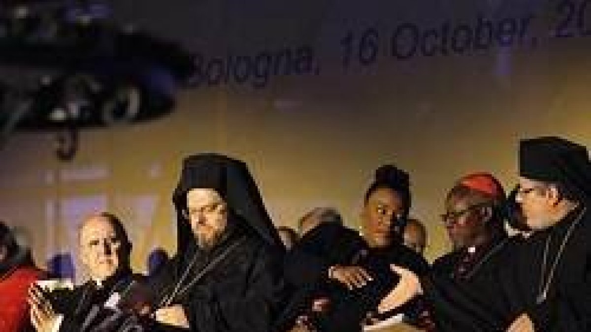 El cardenal Osoro, a la izquierda, durante el acto de clausura en Bolonia / Comunidad de San Egidio