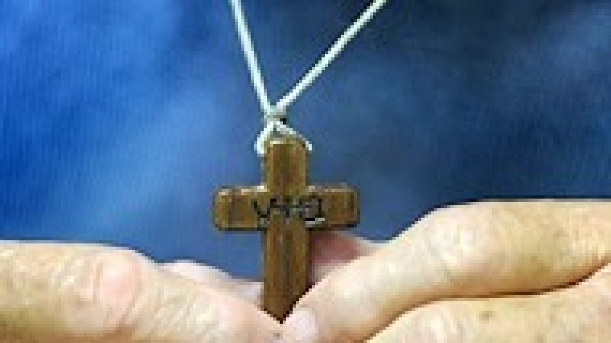 Manos gastadas de bendecir.