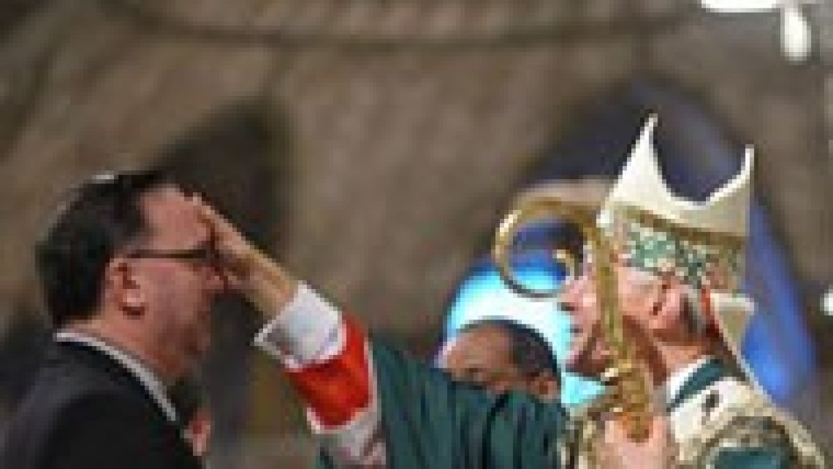 Mark Lewis, recibiendo la Confirmación de manos del cardenal Wuerl