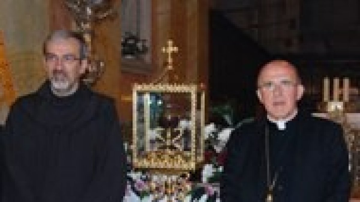 El arzobispo Osoro entrega el Santo Cáliz