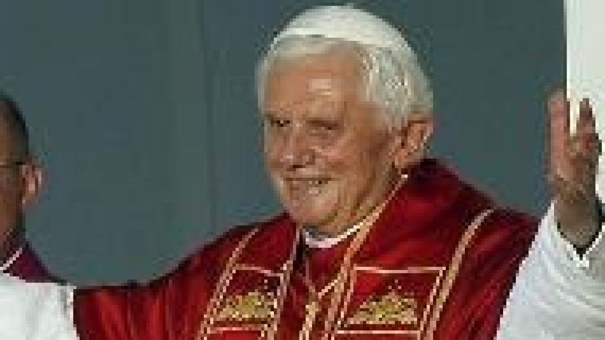 Benedicto XVI a su llegada a Cibeles