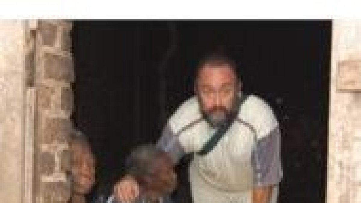 El obispo J. J. Aguirre y las ancianas que acoge acusadas de ser brujas