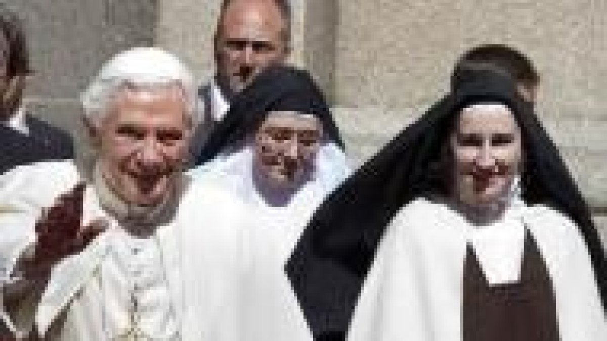 El Papa acompañado de una carmelita