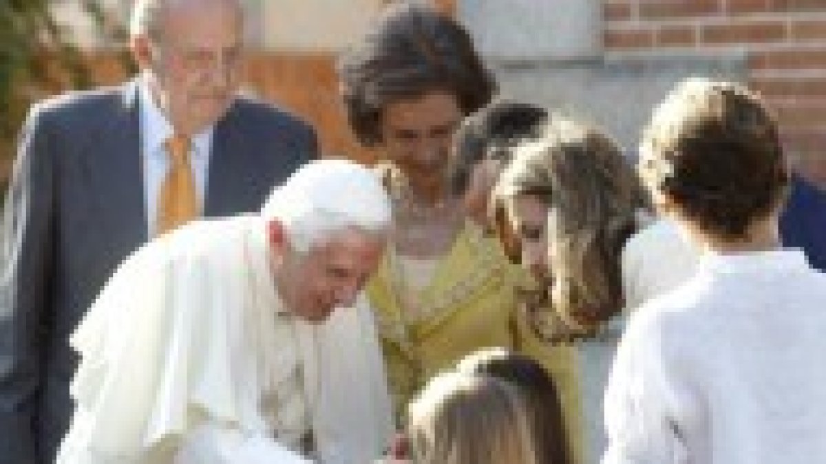 El Papa saluda a las Infantas Leonos y Sofía