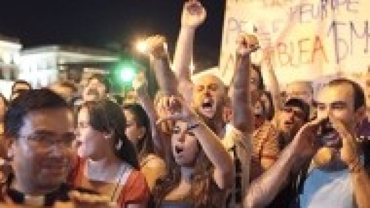 Los indignados laicistas insultando en Sol