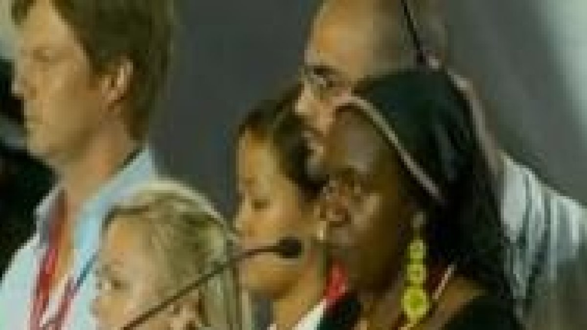 La jóven keniana preguntándole al Papa