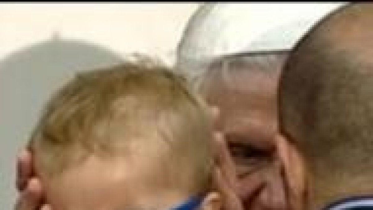 El Papa bendice a un niño con un tumor