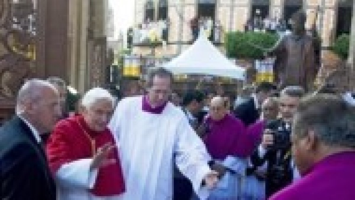 El Papa a su llegada a la catedral de León