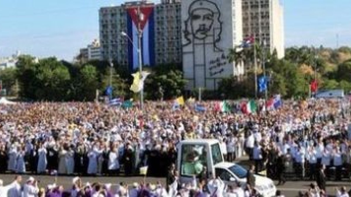 El Papa arriba a la Plaza de la Revolución