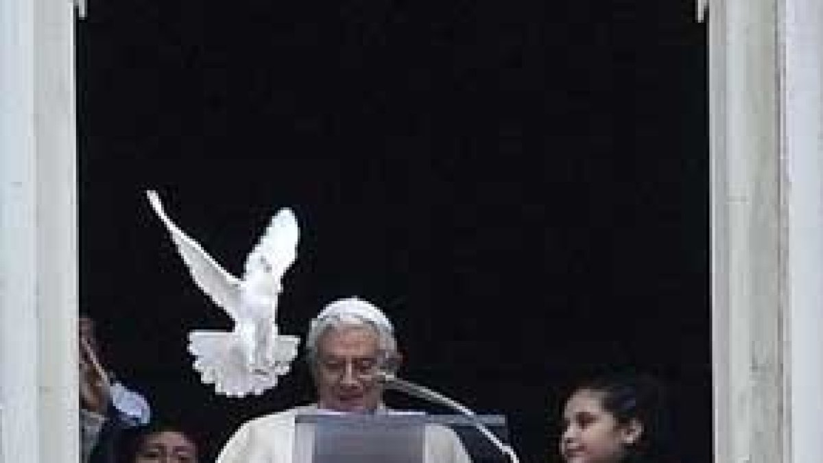 El Papa durante el Ángelus con las palomas
