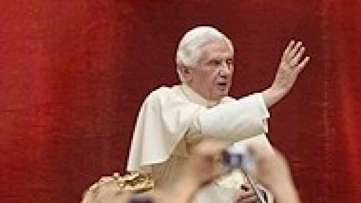 El Papa bendice a los fieles el 24 de agosto.
