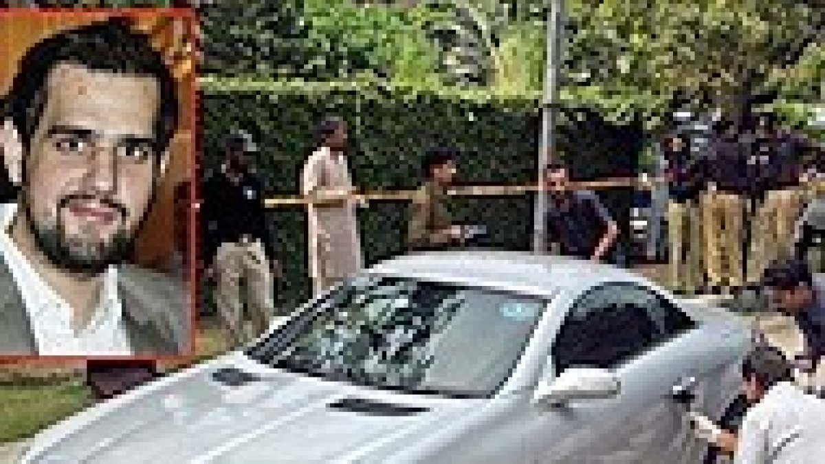 La policía investiga el vehículo de Shahbaz Tasir.