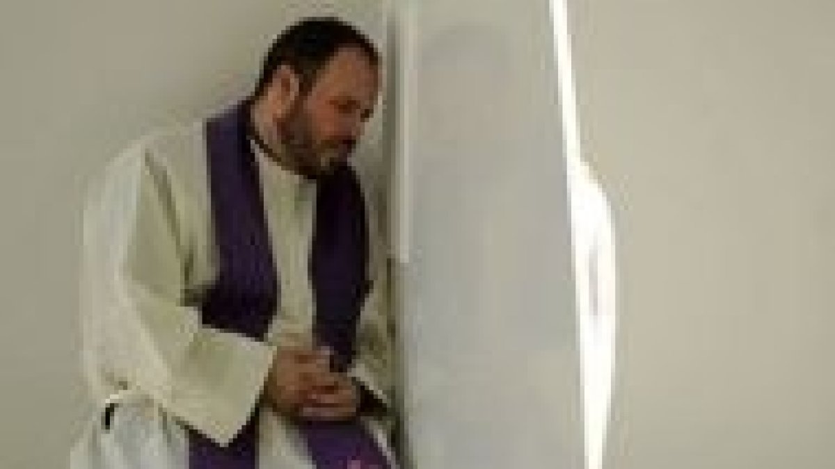 Un sacerdote confesando en el parque del Retito durante la JMJ 2011