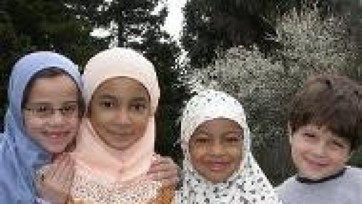 Niños musulmanes que estudian el islam en el instituto