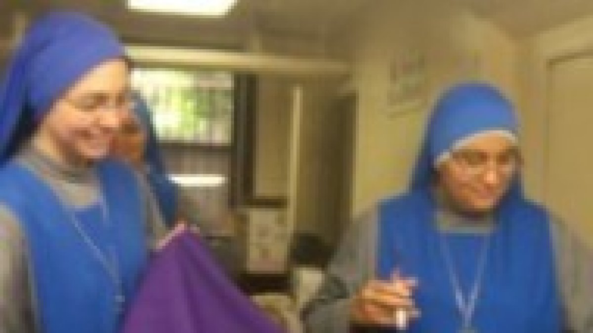 Las hermanas confeccionando una estola morada