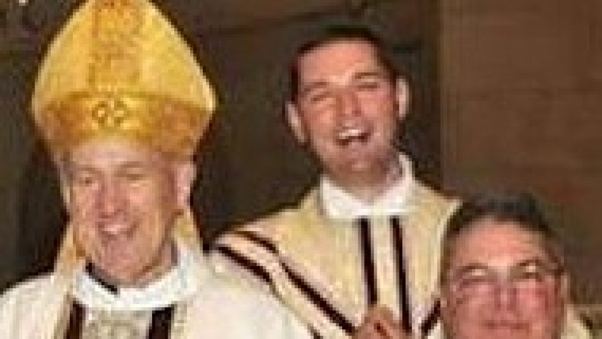 Padre e hijo, sacerdotes.