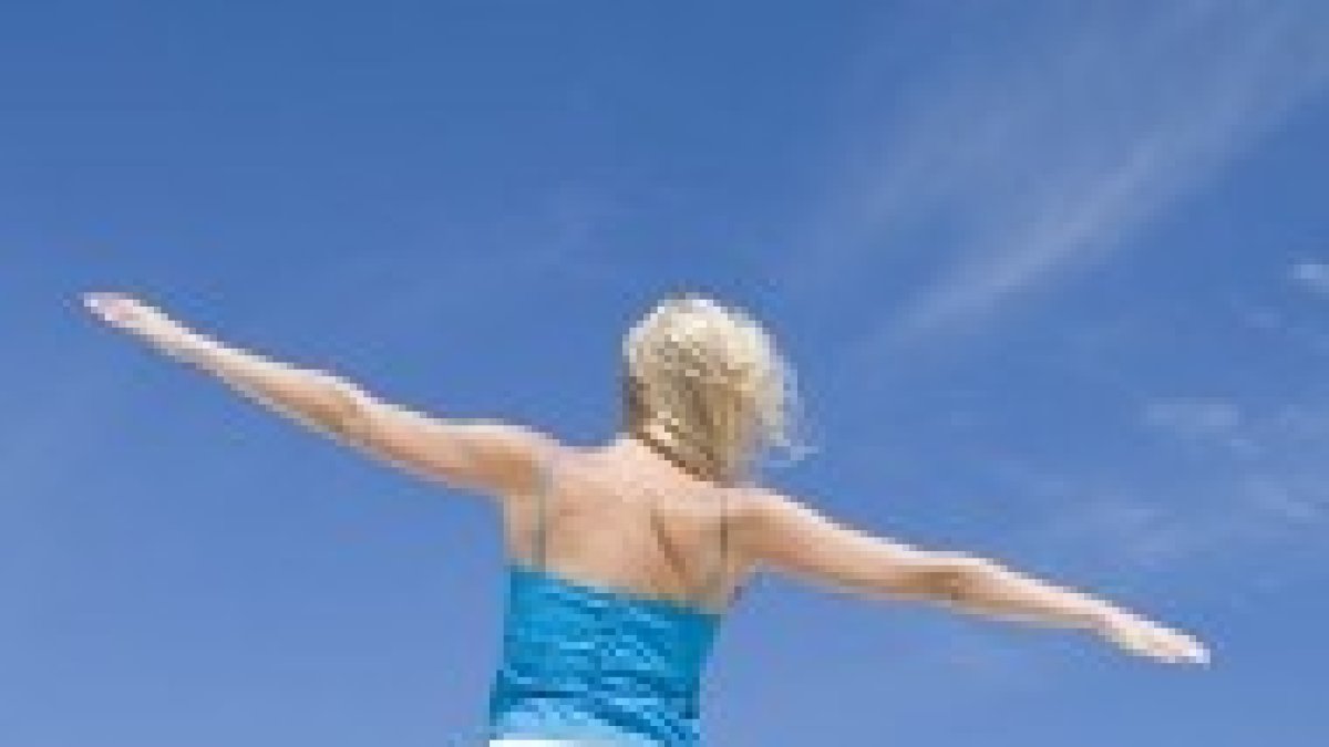 Una mujer contempla el cielo