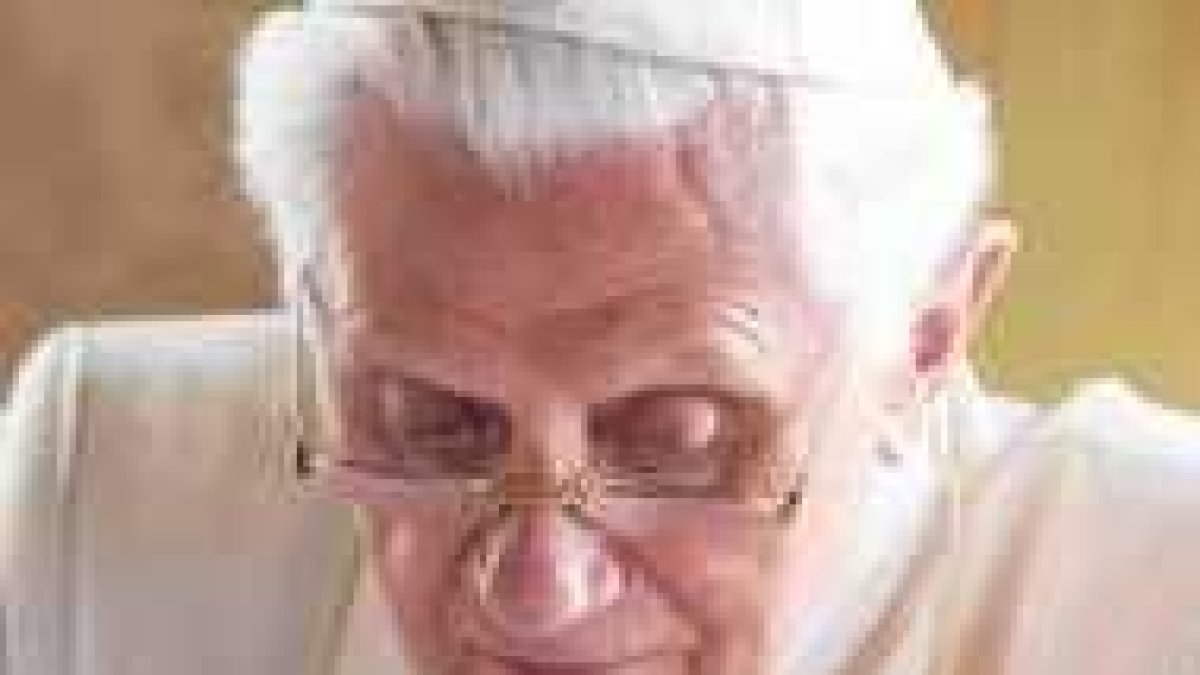 Benedicto XVI leyendo LOsservatore Romano