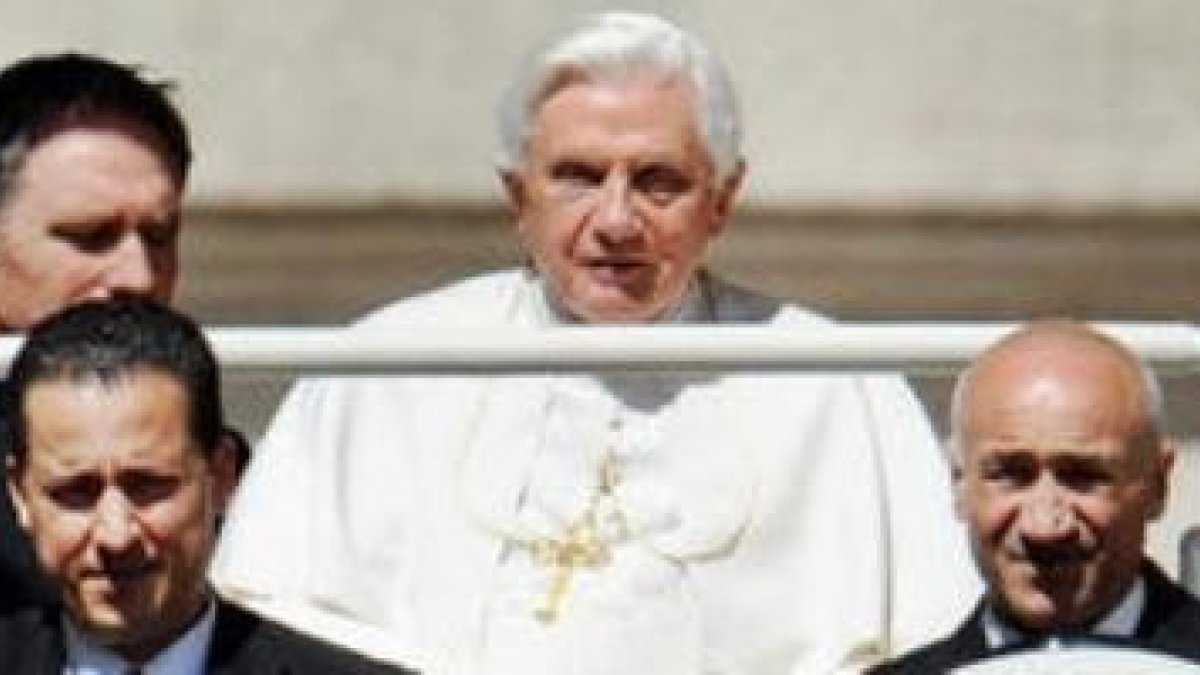 El papa Benedicto XVI junto a mayordomo Paolo Gabriele, a la izquierda