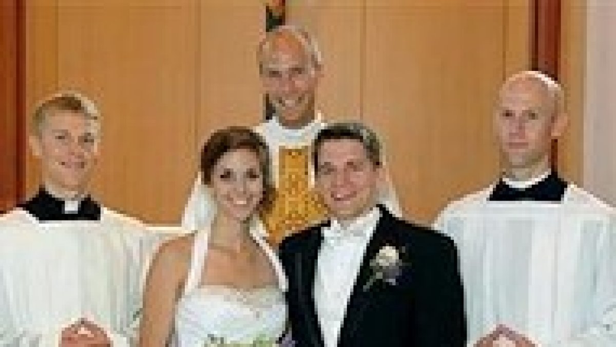 Hace un año, Luke casó a su hermana Theresa.