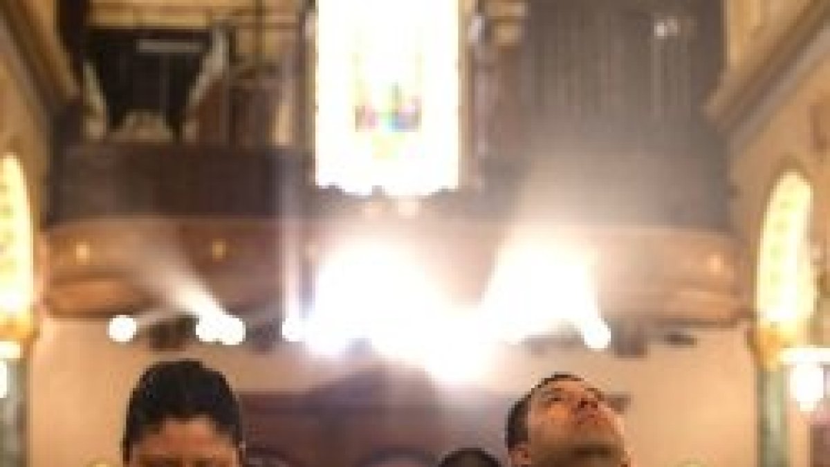 Un culto que no se entiende y una relación con Dios que no es personal lleva a muchos hispanos -por lo general no practicantes- a los grupos evangélicos