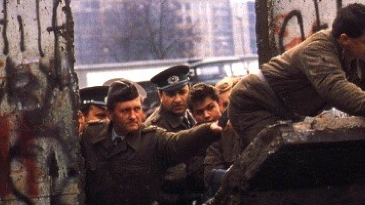 Soldados de la Alemania Oriental traspasan una brecha en el Muro de Berlín hace 25 años