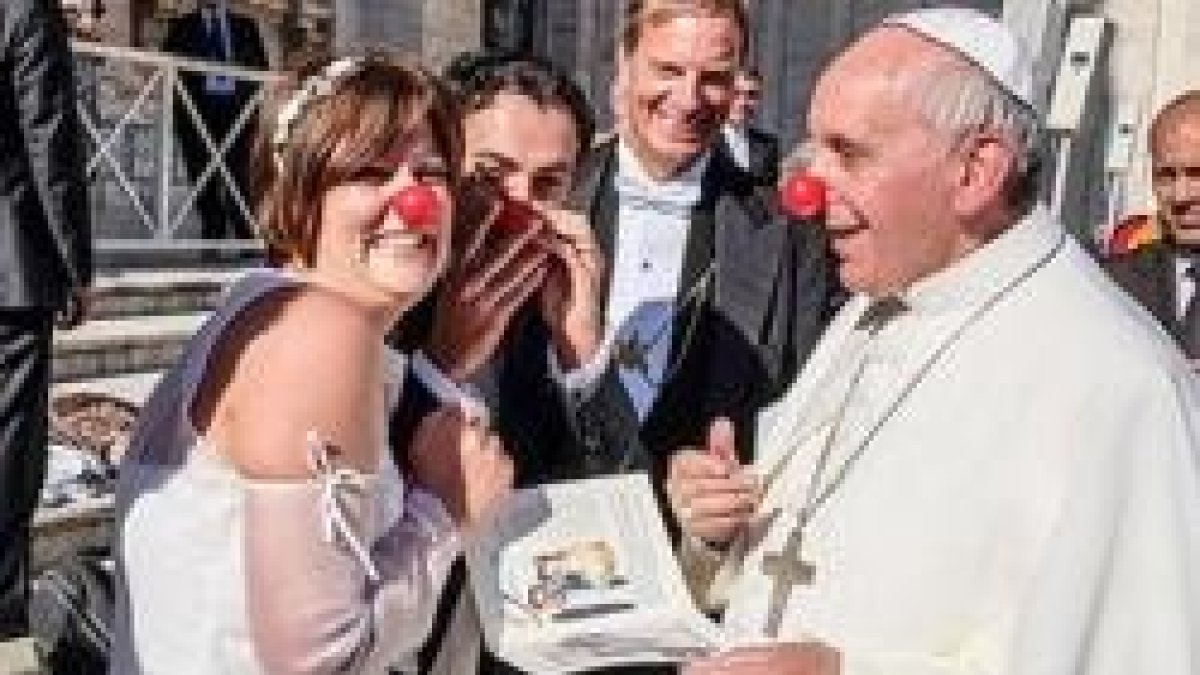 Una estampa divertida de Francisco con unos novios