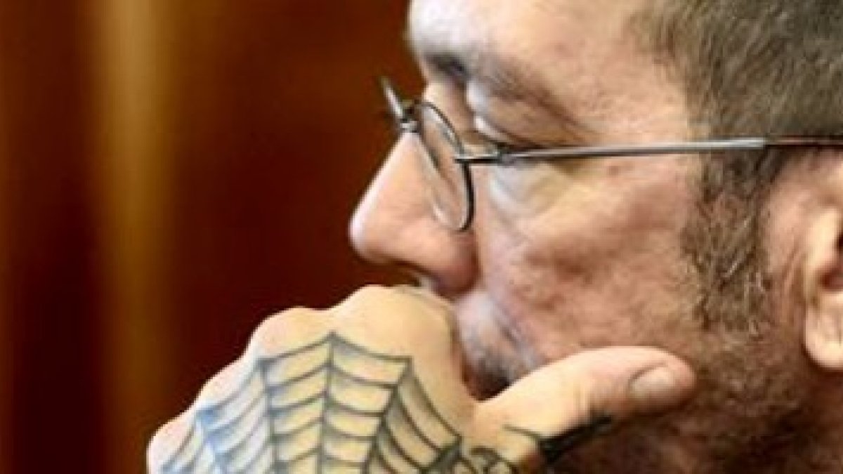 El Hermano André: toda una historia escondida bajo los hábitos... pero no en las manos ni en el cuello.