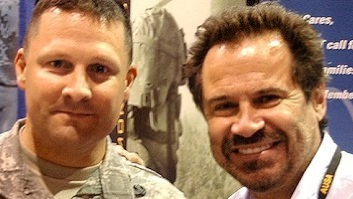 A la izquierda, de uniforme, Davy Bolton, acompañado de Dennis Miller, estrella de la radio y la televisión norteamericanas.