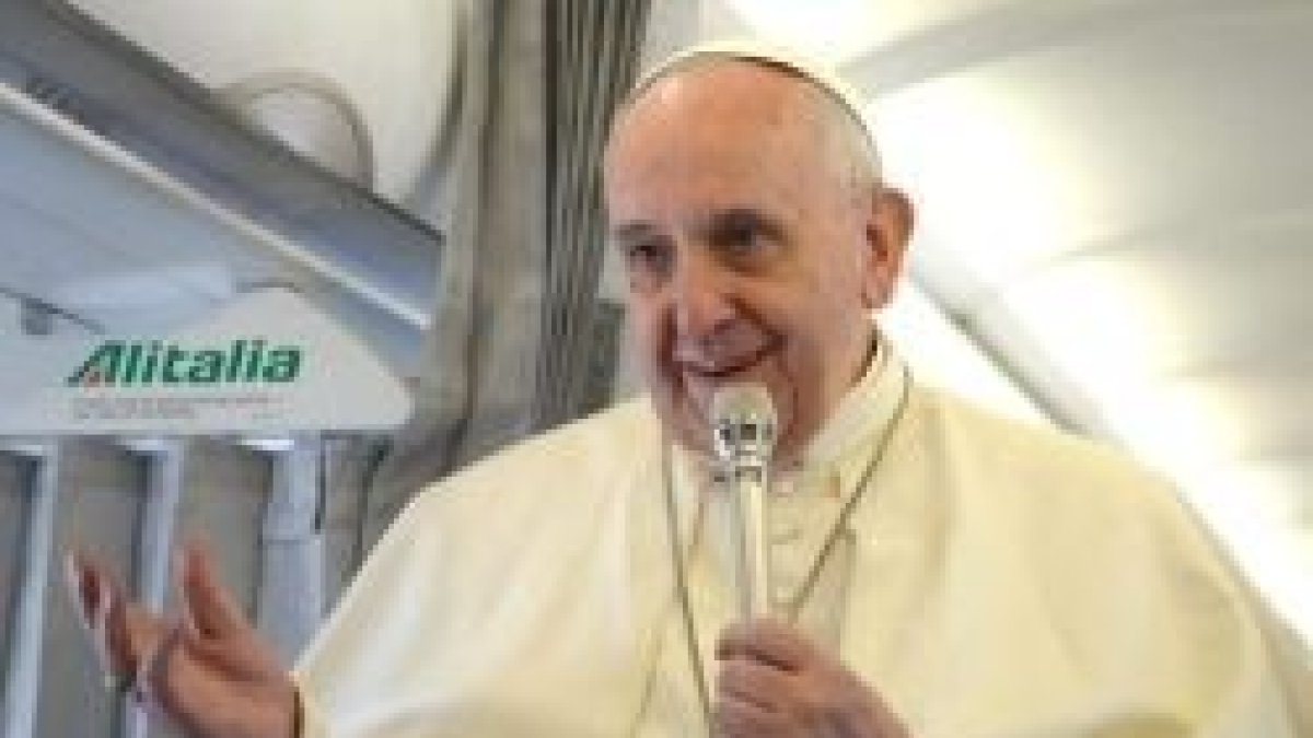 El Papa Francisco en el avión de vuelta de Estrasburgo