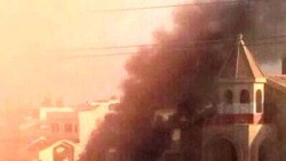 El convento de la Victoria de Alaraby, Mosul, en llamas