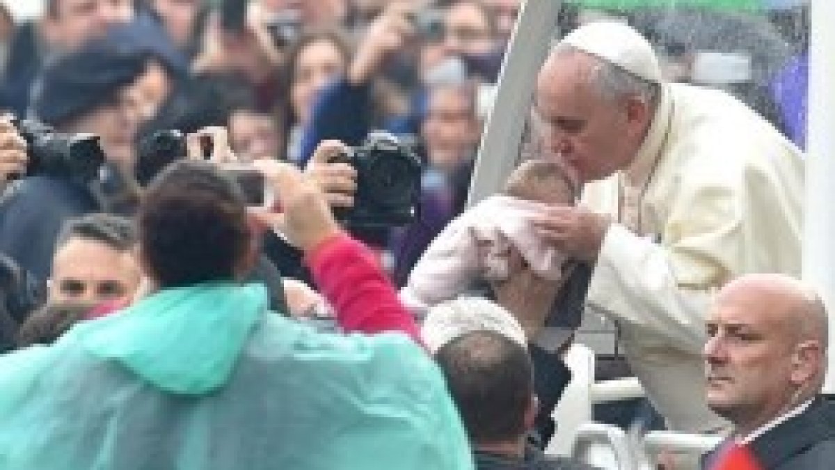 El Papa Francisco se detiene a saludar peregrinos también cuando llueve