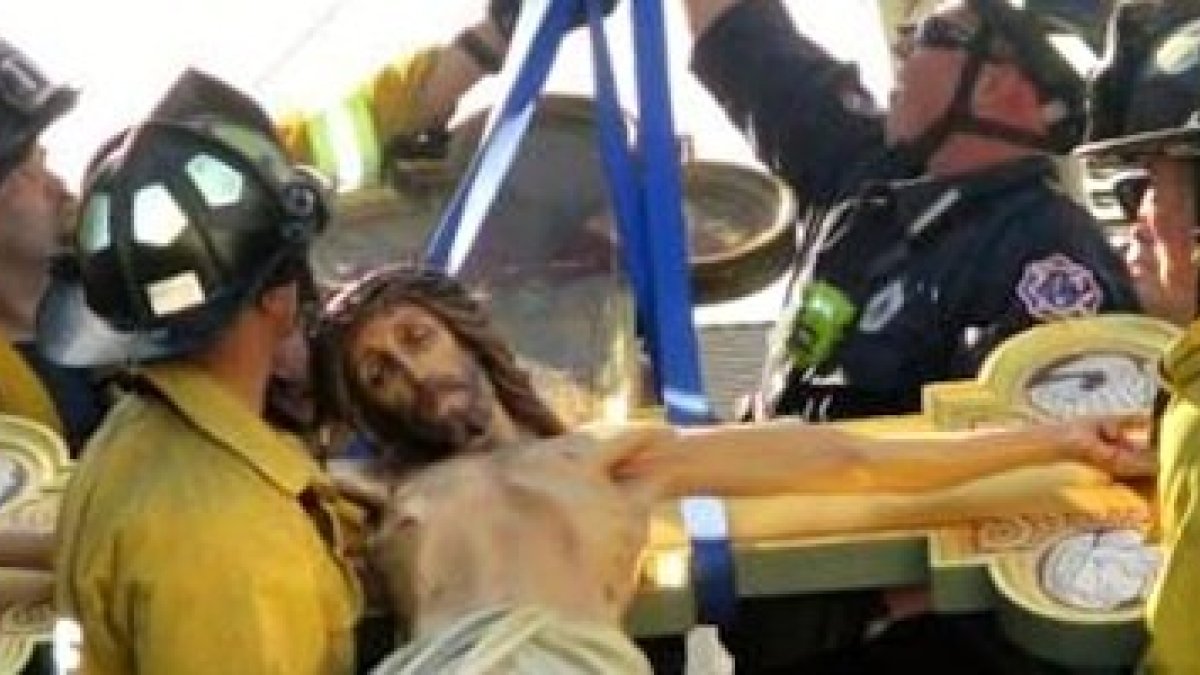 El departamento de bomberos de San José distribuyó esta bellísima foto del rescate.